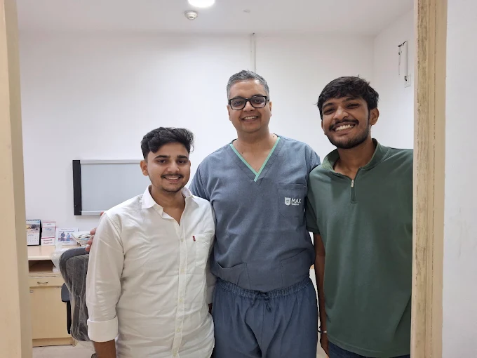 Best Knee Replacement Specialist in Lucknow guiding a patient through recovery exercises