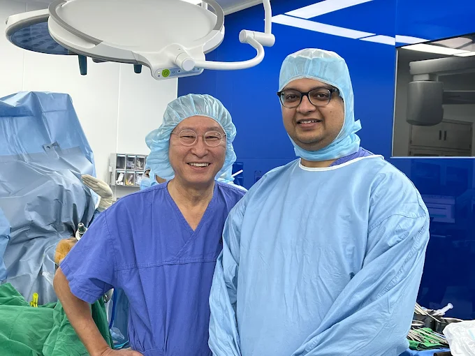 Best Knee Replacement Specialist in Lucknow demonstrating physiotherapy exercises