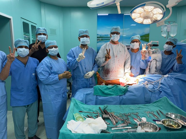 Best Knee Replacement Specialist in Lucknow explaining recovery steps to a patient